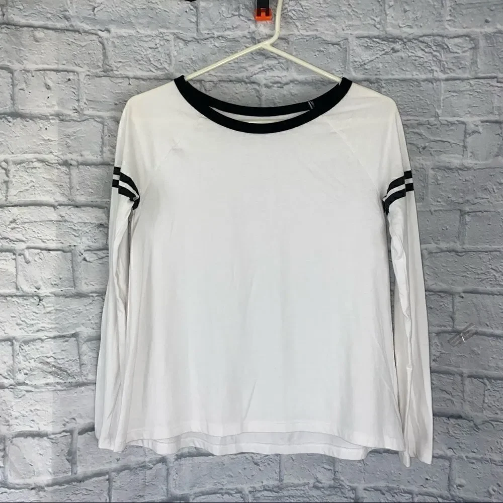 Old navy kids longsleeve crewneck tee shirt white w/ black accents size 14 kids